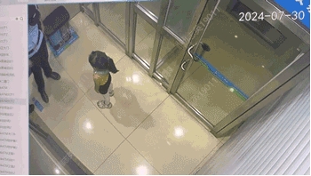 教科書式自救！小女孩走丟，竟用ATM機(jī)的世邦緊急對(duì)講求助