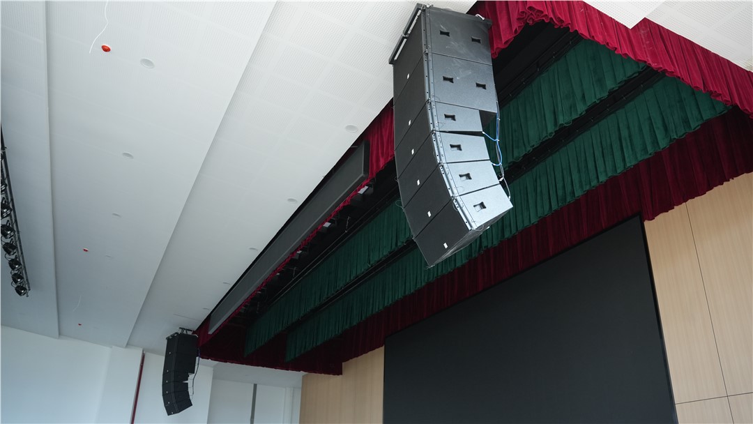 報告廳擴聲選型：線陣列“音箱組合”與“音柱”到底有何區(qū)別？